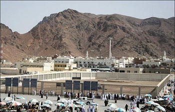 زیارتگاه شهدای احد